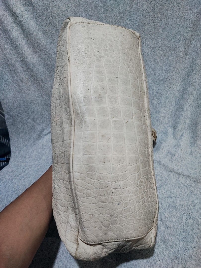 Salvatore Ferragamo shoulder bag (Category: Luxury Bags & Wallets) located in Baguio. Submitted by ozara.06 (Listing ID 1372618228, Image 3). Description: Salvatore Ferragamo Almost large With sign of use Kayo na magpaganda 1800.