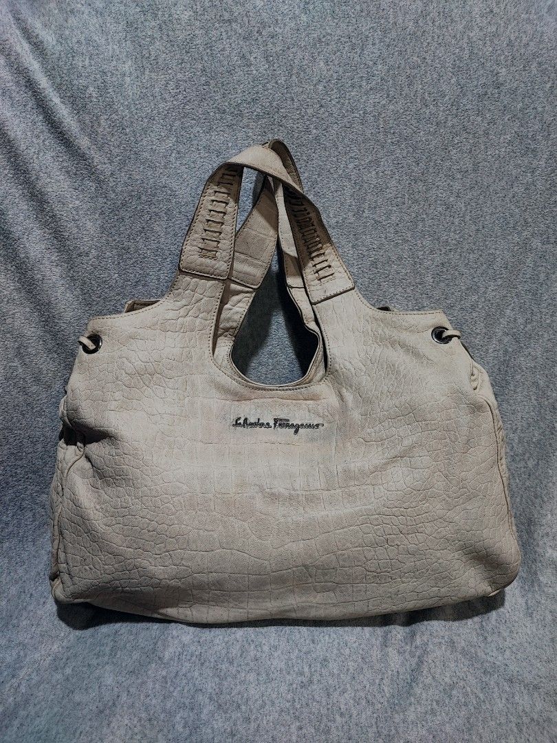 Salvatore Ferragamo shoulder bag (Category: Luxury Bags & Wallets) located in Baguio. Submitted by ozara.06 (Listing ID 1372618228, Image 1). Description: Salvatore Ferragamo Almost large With sign of use Kayo na magpaganda 1800.