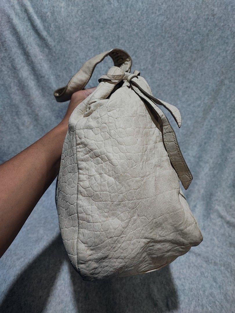 Salvatore Ferragamo shoulder bag (Category: Luxury Bags & Wallets) located in Baguio. Submitted by ozara.06 (Listing ID 1372618228, Image 2). Description: Salvatore Ferragamo Almost large With sign of use Kayo na magpaganda 1800.