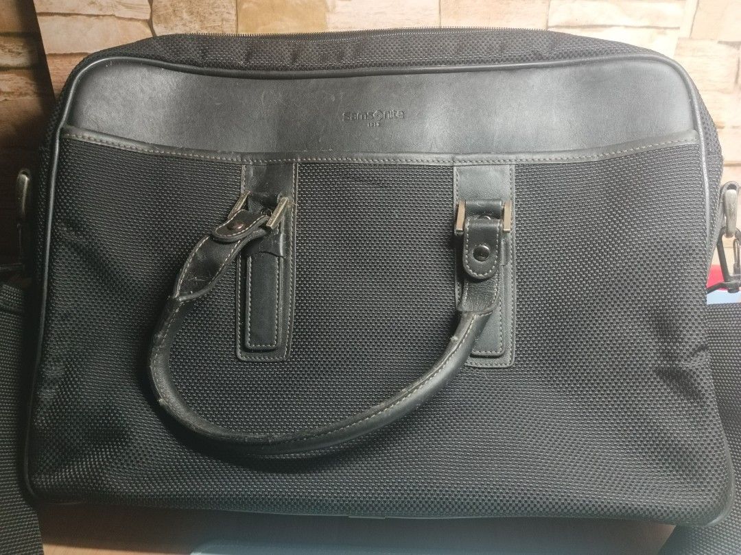 Samsonite laptop bag (Category: Laptop Bags & Sleeves) located in Manila. Submitted by saruuuuu (Listing ID 1372524715, Image 1). Description: AUTHENTIC SAMSONITE BAG -has a lot of compartments -shoulder strap for easy carrying -can fit 16inch laptops can do lalamove or meetup.