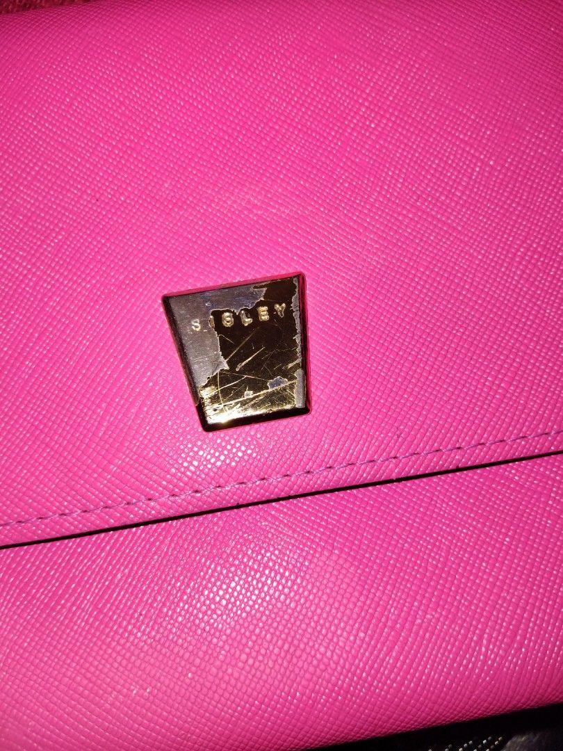 Sisley (Category: Clutches) located in Mandaue City. Submitted by vlard21 (Listing ID 1372493548, Image 3). Description: PINK WALLET SISLEY.