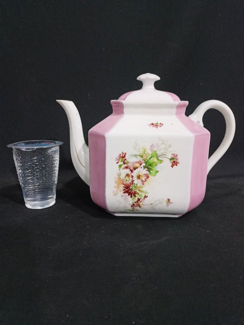 Teko Eropa Jumbo (Kategori: Pajangan Antik) berada di Bondowoso. Dikirim oleh cc_artgallery_ (ID iklan 1372498494, Gambar 1). Deskripsi: Teko Eropa jumbo Handle 25 cm P15.5xL12.5xt18.