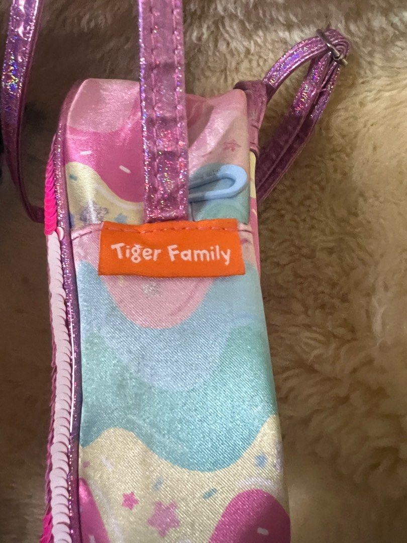 由 okokmay (刊登 ID 1372538929，圖片 2) 提交，位於 台北市 (Taipei) 的 Tiger Family FunTime迷你幻彩斜背包-外出小包，不含吊飾,18.5*15*7公分 (類別：嬰兒及兒童流行時尚)，說明：。