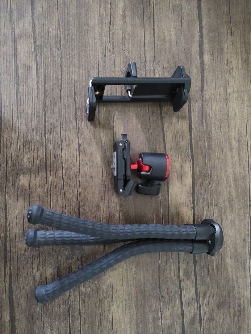 ULANZI Octopus Tripod and and Desk Mount BUNDLE (Category: Tripods & Monopods) located in Quezon City. Submitted by mrgoodgears (Listing ID 1372556916, Image 1). Description: VIJIM by ULANZI LS08 3-stage Desk mount ULANZI MT-11 Flexible Octopus Tripod with FREE tablet/phone clip mount. Selling these as a BUNDLE. Check Youtube for reviews. Compatibility is the buyer’s responsibility. Some minor scratches. What you see is what you get. All sales ar