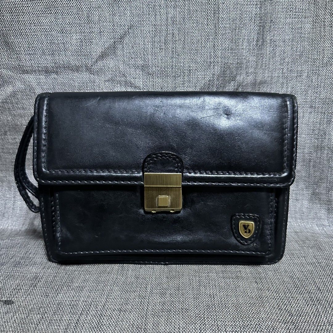 Vigaindo clutch bag (Category: Luxury Bags & Wallets) located in Manila. Submitted by greyinfash06839 (Listing ID 1372622545, Image 1). Description: 🤍Item: Vigaindo clutch bag 🤍Brand: Vigaindo 🤍Matirial: Leather 🤍Quality: Original 🤍color: Black 🤍Size: Medium 🤍Dimension. H: 7 L: 10 W: 3 🤍Sex: For Men 🤍Issue: Sign of use 🤍Condition Rate: 8/10 🤍Other info:.