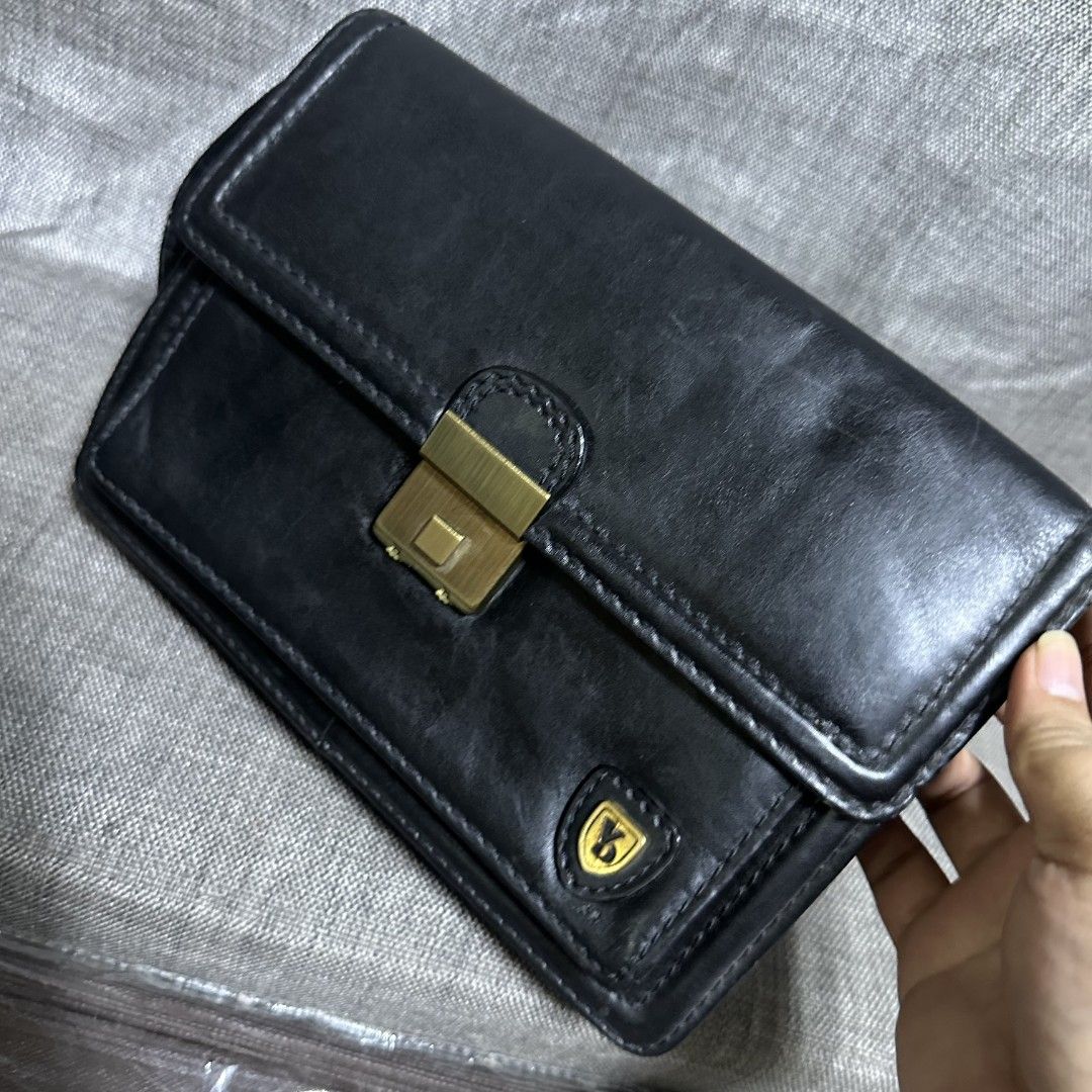 Vigaindo clutch bag (Category: Luxury Bags & Wallets) located in Manila. Submitted by greyinfash06839 (Listing ID 1372622545, Image 2). Description: 🤍Item: Vigaindo clutch bag 🤍Brand: Vigaindo 🤍Matirial: Leather 🤍Quality: Original 🤍color: Black 🤍Size: Medium 🤍Dimension. H: 7 L: 10 W: 3 🤍Sex: For Men 🤍Issue: Sign of use 🤍Condition Rate: 8/10 🤍Other info:.