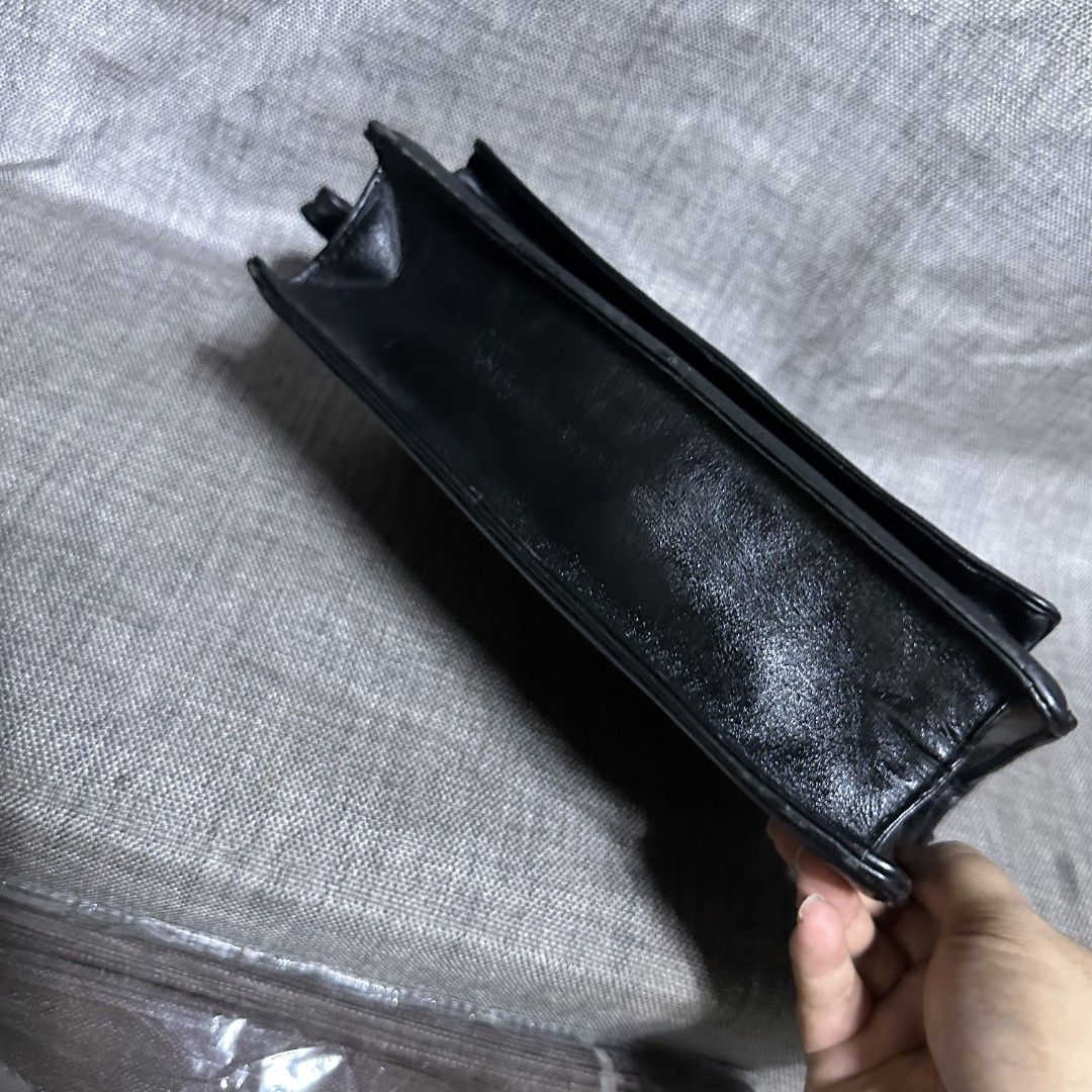 Vigaindo clutch bag (Category: Luxury Bags & Wallets) located in Manila. Submitted by greyinfash06839 (Listing ID 1372622545, Image 3). Description: 🤍Item: Vigaindo clutch bag 🤍Brand: Vigaindo 🤍Matirial: Leather 🤍Quality: Original 🤍color: Black 🤍Size: Medium 🤍Dimension. H: 7 L: 10 W: 3 🤍Sex: For Men 🤍Issue: Sign of use 🤍Condition Rate: 8/10 🤍Other info:.