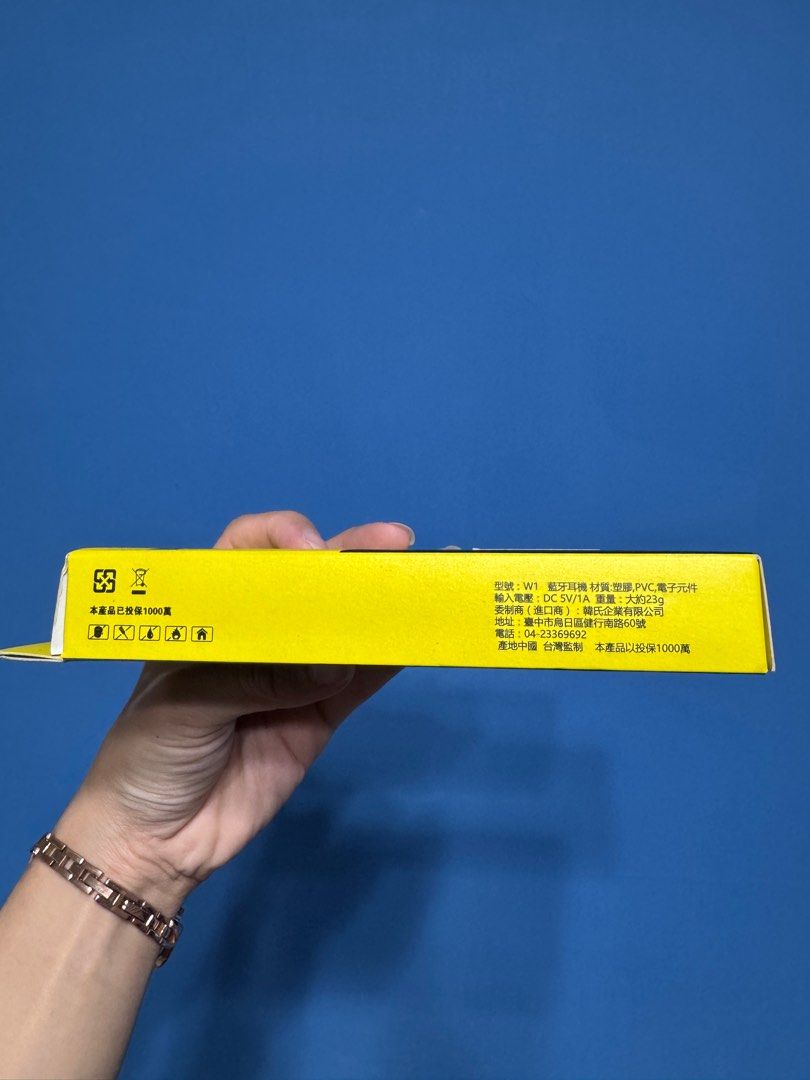 由 eva12345677 (刊登 ID 1372608050，圖片 2) 提交，位於 新竹市 (Hsinchu City) 的 w1 藍牙耳機 全新 (類別：耳機)，說明：。