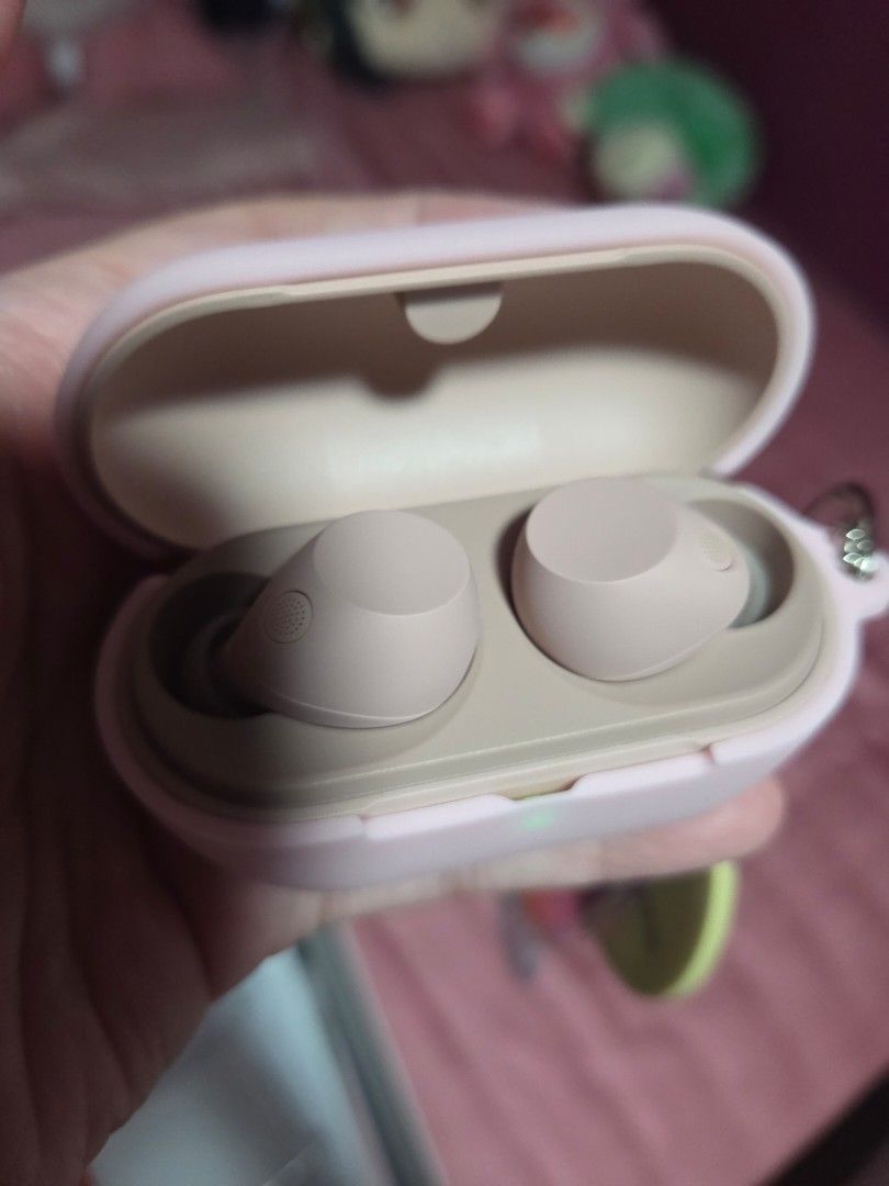 WF-C710N Wireless Noise Cancelling Headphones earphones ear piece SONY PINK bluetooth (Category: Earphones) located in Singapore. Submitted by ntykim (Listing ID 1372663839, Image 1). Description: tried once. lightweight! doesnt fit my ear due to my piercings hahaha hence selling at a loss 😭 retails for $199.