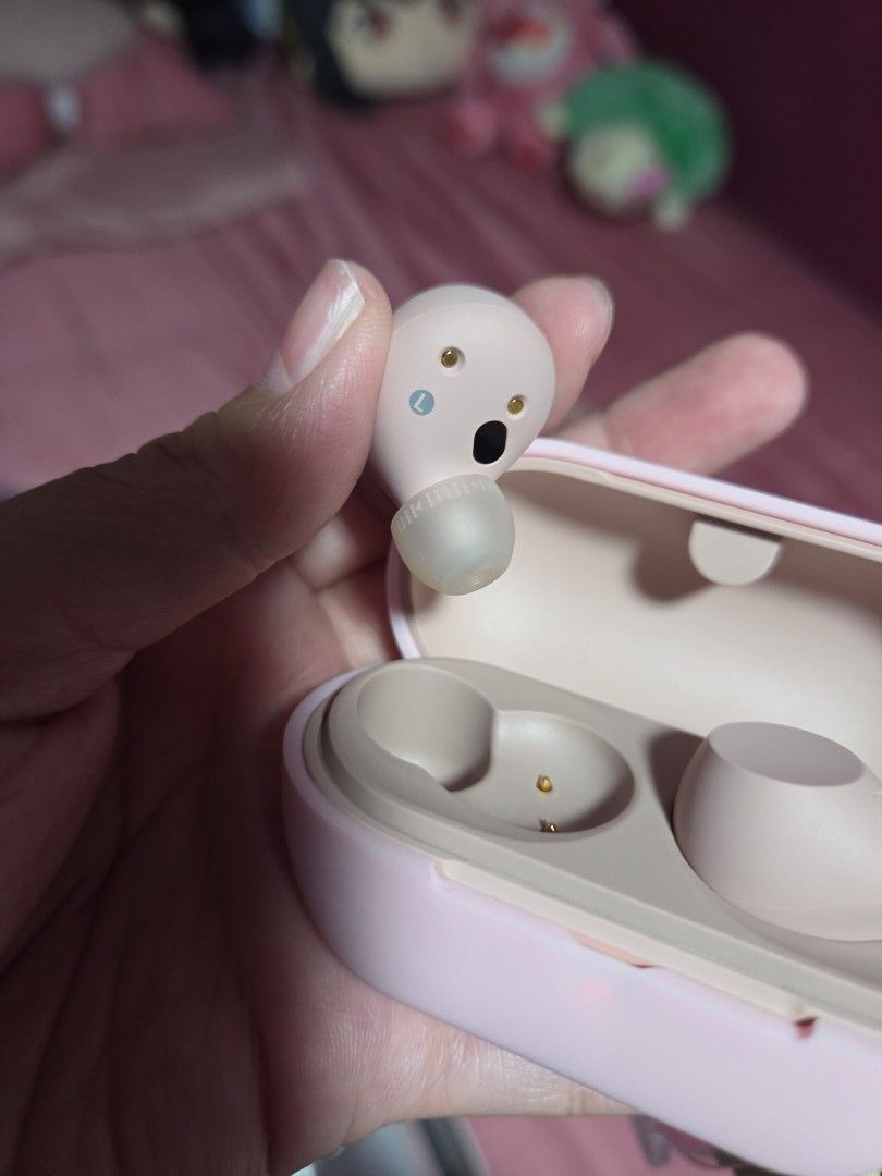WF-C710N Wireless Noise Cancelling Headphones earphones ear piece SONY PINK bluetooth (Category: Earphones) located in Singapore. Submitted by ntykim (Listing ID 1372663839, Image 2). Description: tried once. lightweight! doesnt fit my ear due to my piercings hahaha hence selling at a loss 😭 retails for $199.