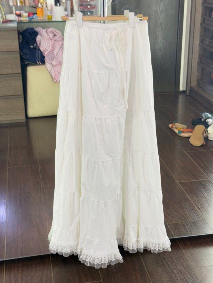 white italian maxi skirt (Category: Skirts) located in Quezon City. Submitted by clvvre (Listing ID 1372555248, Image 2). Description: really cute! xs-s.