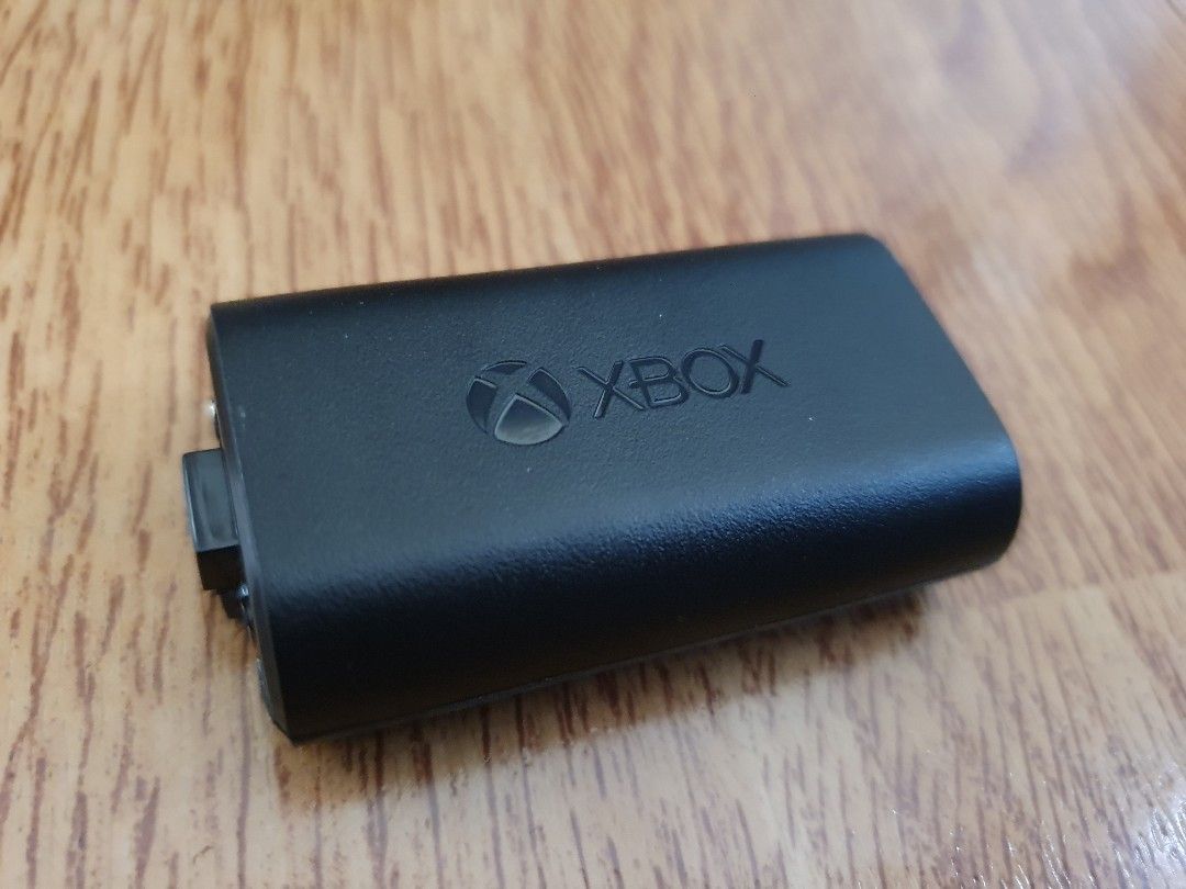 Xbox Controller with batt (like new) (Category: Controllers) located in Manila. Submitted by kiddgamer (Listing ID 1372504456, Image 2). Description: Can be picked up or delivered thru Lbc Grab or Lalamove. No issues. Rfs: many controllers.
