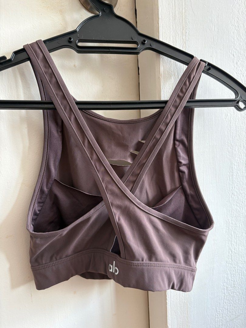 XS Alo Yoga Ripped Warrior Bra (Category: Activewear) located in Singapore. Submitted by akane1905 (Listing ID 1372603305, Image 3). Description: Authentic Good used condition No defects .