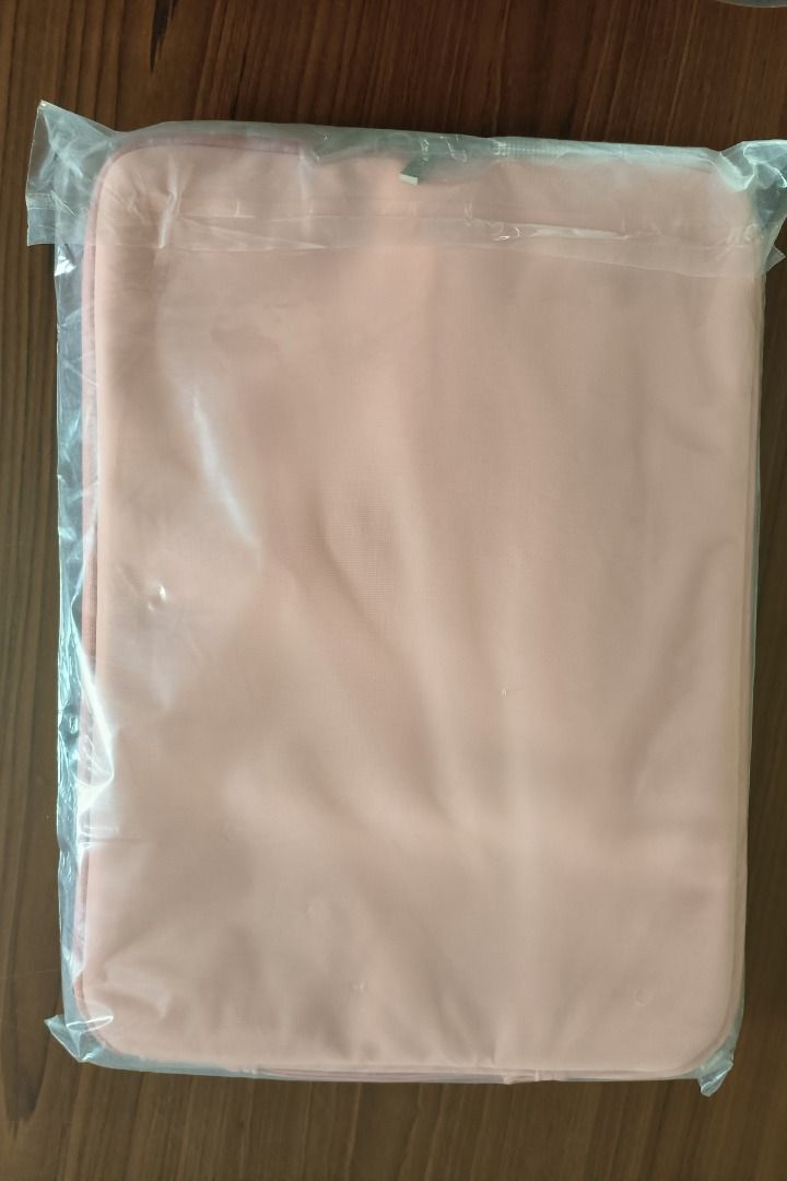 由 myking82392662 (刊登 ID 1375922759，圖片 2) 提交，位於 台南市 (Tainan) 的 《全新未使用》電腦包/筆電包14吋輕盈手提筆電包/平板包 (類別：筆記型電腦包包)，說明：全新未拆 14吋-內尺寸 : 35.5x26x2cm 外尺寸 : 37x27.5x3cm ✔時尚 ✔耐磨 ✔防潑水 👍採用PU皮革亮點紋，耐磨、防潑水！ 👍造型雙頭拉鍊,很順暢！ 👍絨毛內裡,保護電腦不刮傷！ 👍前置拉鍊袋，置物好放心。