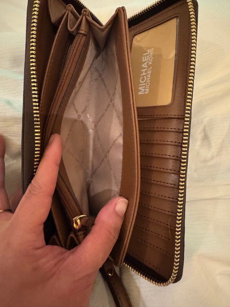 💯 MK Jet Set Large Continental Wallet Wristlet (Category: Luxury Bags & Wallets) located in Cavite. Submitted by mcbfave (Listing ID 1375952934, Image 3). Description: used once free sf via gogo express / lalamove SRP $298 From US MK store.