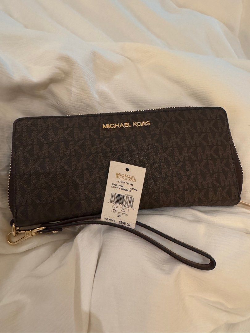 💯 MK Jet Set Large Continental Wallet Wristlet (Category: Luxury Bags & Wallets) located in Cavite. Submitted by mcbfave (Listing ID 1375952934, Image 1). Description: used once free sf via gogo express / lalamove SRP $298 From US MK store.
