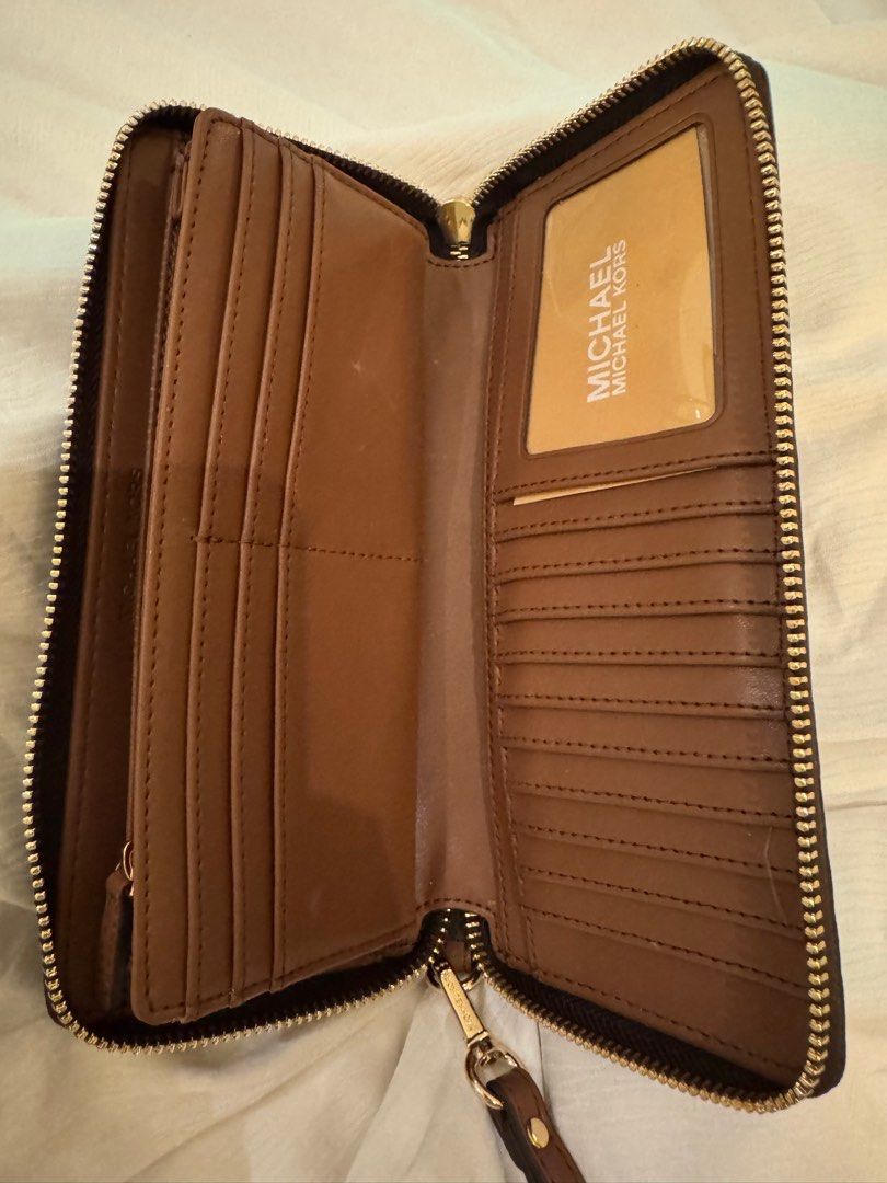 💯 MK Jet Set Large Continental Wallet Wristlet (Category: Luxury Bags & Wallets) located in Cavite. Submitted by mcbfave (Listing ID 1375952934, Image 2). Description: used once free sf via gogo express / lalamove SRP $298 From US MK store.
