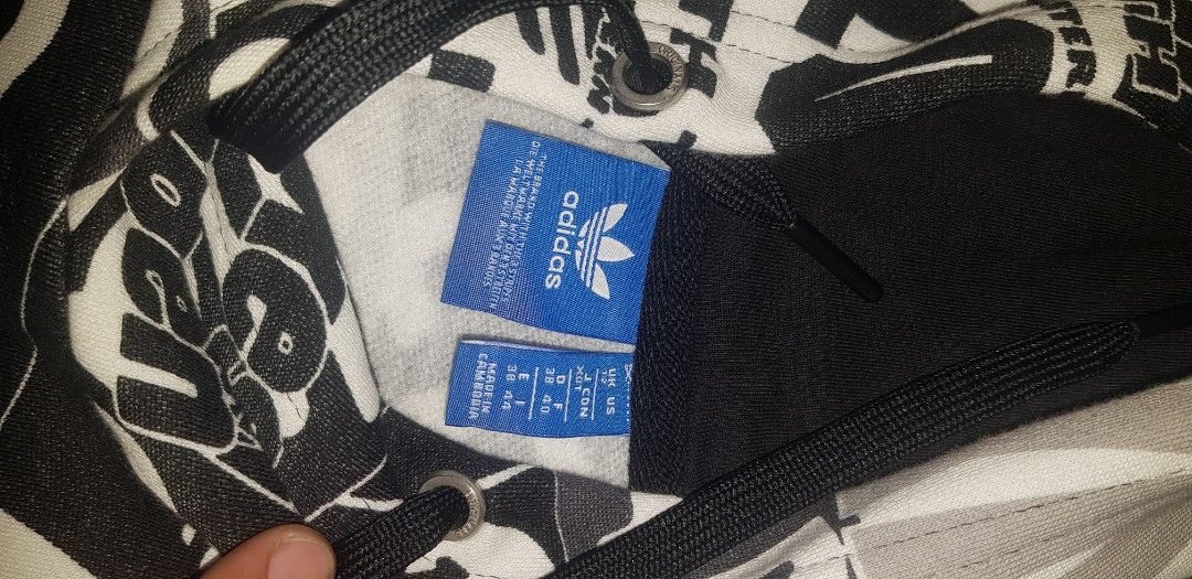 Adidas hoodie legit (Category: Coats, Jackets and Outerwear) located in Pasig City. Submitted by margarette14 (Listing ID 1375879858, Image 2). Description: legit adidas hoodie fit to size med to large super ganda no issue 2x used.
