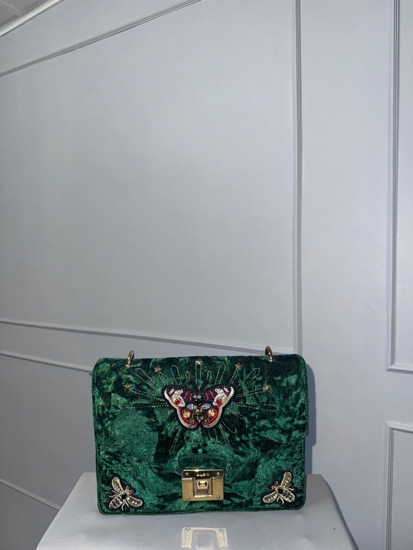 ALDO green velvet bag (Category: Shoulder Bags) located in Manila. Submitted by yang8888_ (Listing ID 1376002566, Image 3). Description: .