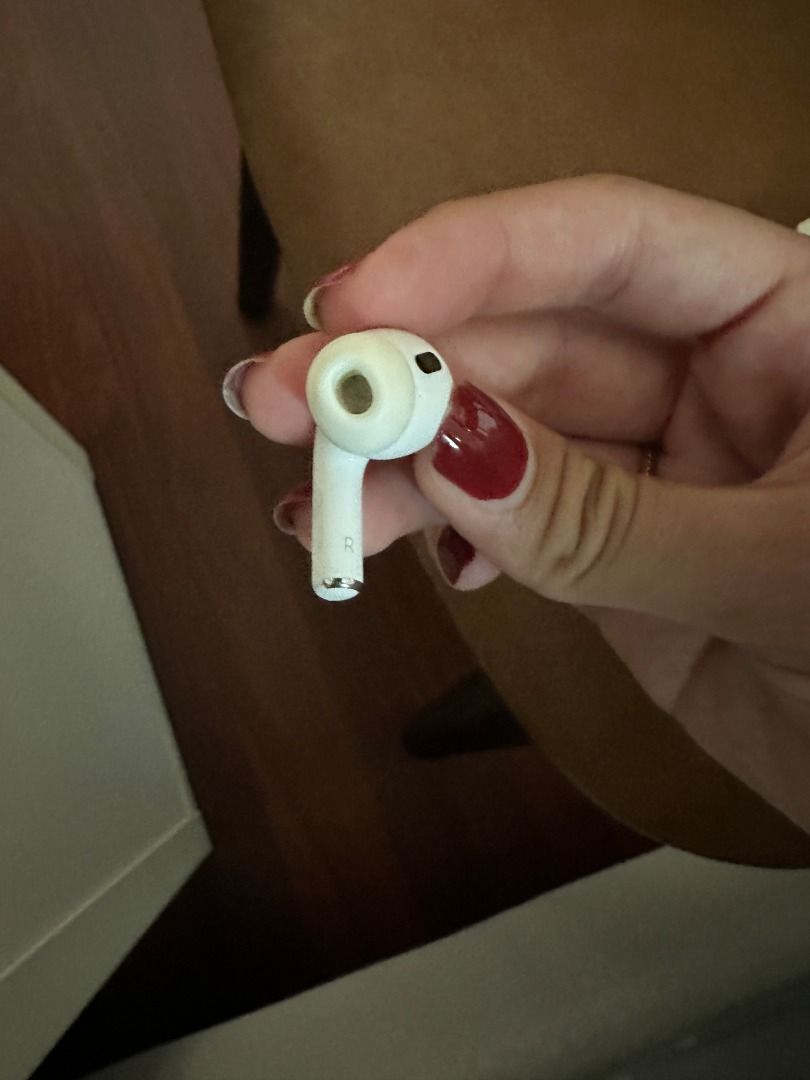 Apple AirPods (2nd Generation) (Category: Earphones) located in Singapore. Submitted by navyasal (Listing ID 1375874877, Image 3). Description: - Apple AirPods (2nd Generation) for sale. - White color. - In good condition. - Includes earbuds and standard silicone ear tips. - Charging case NOT included. Price negotiable.