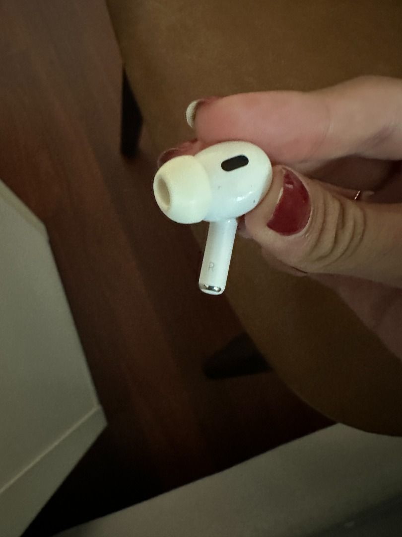 Apple AirPods (2nd Generation) (Category: Earphones) located in Singapore. Submitted by navyasal (Listing ID 1375874877, Image 2). Description: - Apple AirPods (2nd Generation) for sale. - White color. - In good condition. - Includes earbuds and standard silicone ear tips. - Charging case NOT included. Price negotiable.