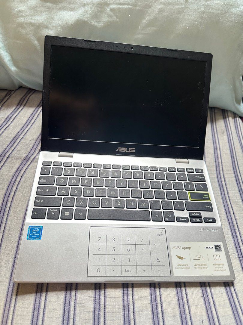 Asus Laptop (Category: Laptops & Notebooks) located in Singapore. Submitted by ayummu28 (Listing ID 1375926252, Image 1). Description: ASUS Vivobook Go 12 E210MA ,11.6 HD, Win 11 Home S, Intel® Celeron® N4020 Processor, 4GB/128GB Brand: ASUS Colour: Dreamy White Operating System: Windows 11 Home in S Mode (64-bit) Processor: Intel® Celeron® N4500 Processor 1.1 GHz (4M Cache, up to 2.8 GHz, 2 cores) Graphics: Intel® UHD Graphics Display: 11.6” HD 