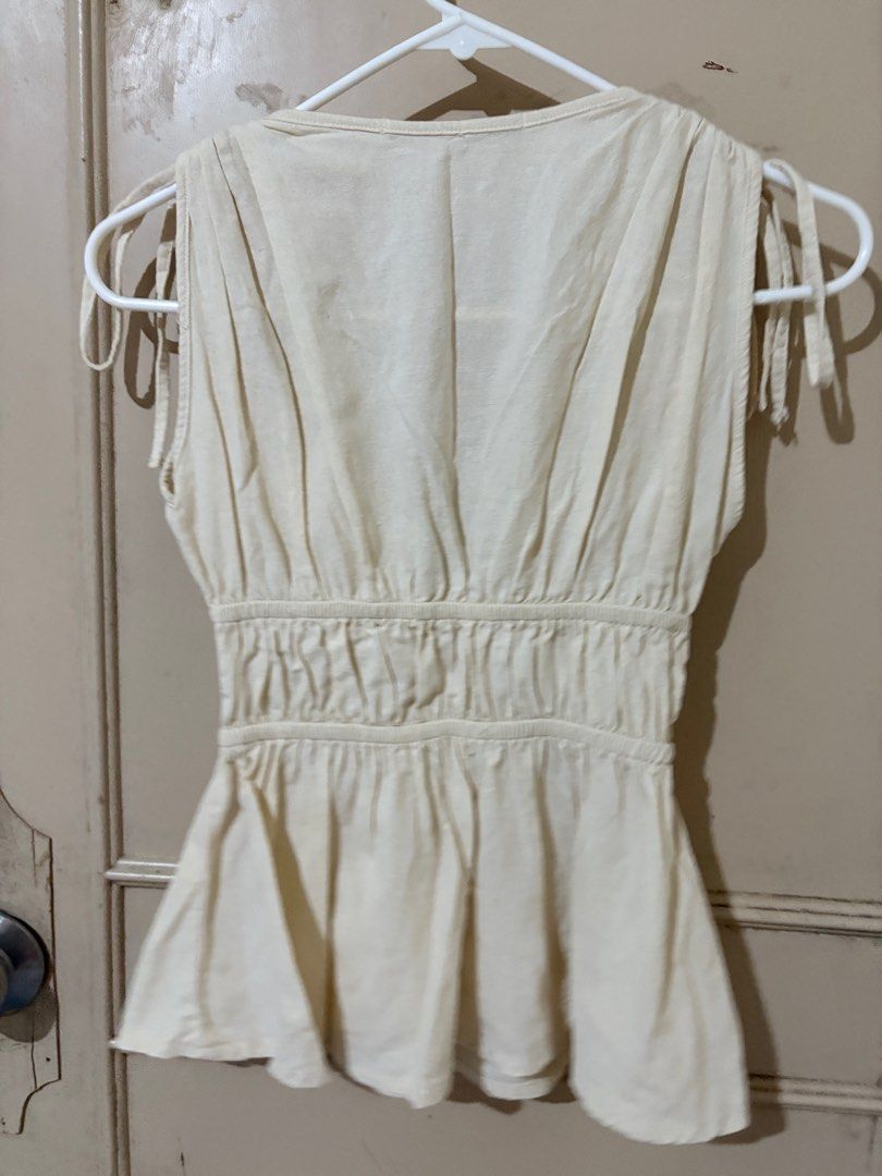 BSCO Yellow Top Peplum (Category: Sleeveless) located in Mabalacat. Submitted by regardlessk (Listing ID 1376013370, Image 2). Description: .