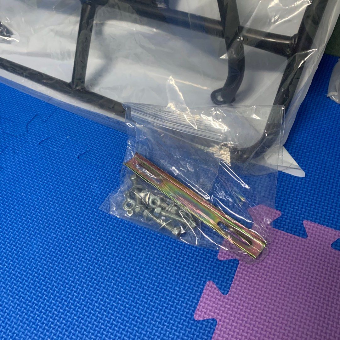 由 frgins (刊登 ID 1375946481，圖片 3) 提交，位於 花蓮縣 (Hualien) 的 BWSR 實心鐵 箱架 + 外送架 保溫箱架 機車 貨架 外送員必備 (類別：汽機車零配件)，說明：太大無法超商，郵寄含運1500，須先匯款 2500蝦 皮 購入，因換車用不到售出，約使用1-2個月。