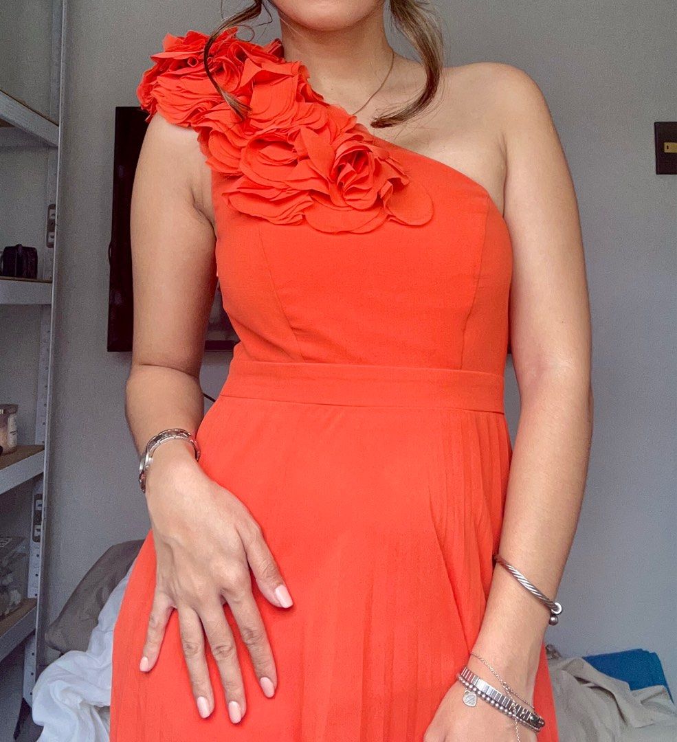 Ever New Gown [RENT] (Category: Evening dresses & gowns) located in San Mateo. Submitted by csilv (Listing ID 1375951302, Image 2). Description: EVERNEW GOWN – For Rent Size: XS Rental Fee: ₱800 Security Deposit: ₱1,000 Rental Period: 3 Days Terms: • Total payment upon pickup: ₱1,800 (₱800 rental + ₱1,000 deposit) • Security deposit will be refunded in full after the gown is returned and checked for damages or stains • Any damage, stain, or alter