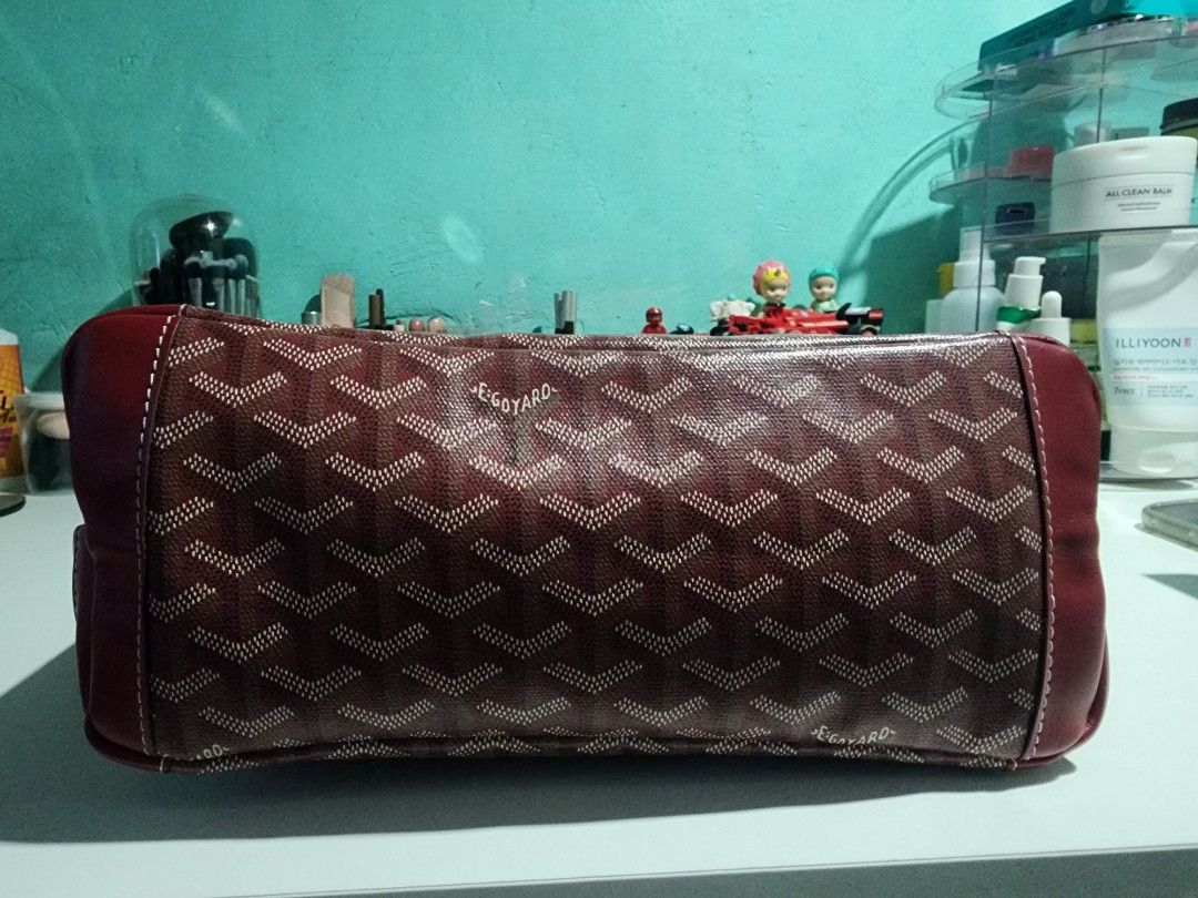 Goyard Artois PM Red (Category: Luxury Bags & Wallets) located in Manila. Submitted by preluvbydee (Listing ID 1375888756, Image 3). Description: - With dust bag - No damage and no scratches - Perfect condition - Ssd delivery only (for packaging protection).