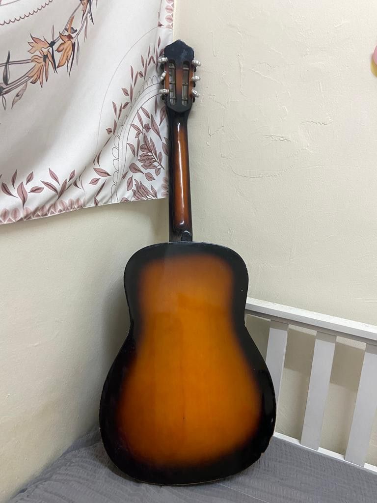 Guitar (Category: Musical Instruments) located in Kuala Lumpur. Submitted by aylalyashop (Listing ID 1375972725, Image 3). Description: Tali ada putus satu Ada calar sikit Self pickup Seksyen 13 Shah Alam Open for negotiation.
