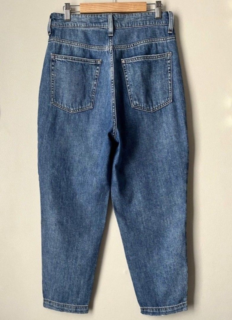 H&M mom jeans (Category: Jeans) located in Las Pinas. Submitted by badudettes (Listing ID 1375849957, Image 3). Description: High waist, cropped ankle length Slightly used L 94cm, W 14.5 Fits upto 29-30in waist Payment thru gcash or bpi Courier is gogo express ⛔️ I DO NOT ACCEPT CASH PAYMENTS OR COD. ONLINE PAYMENT FIRST BEFORE DELIVERY TO AVOID SCAMMERS ⛔️.