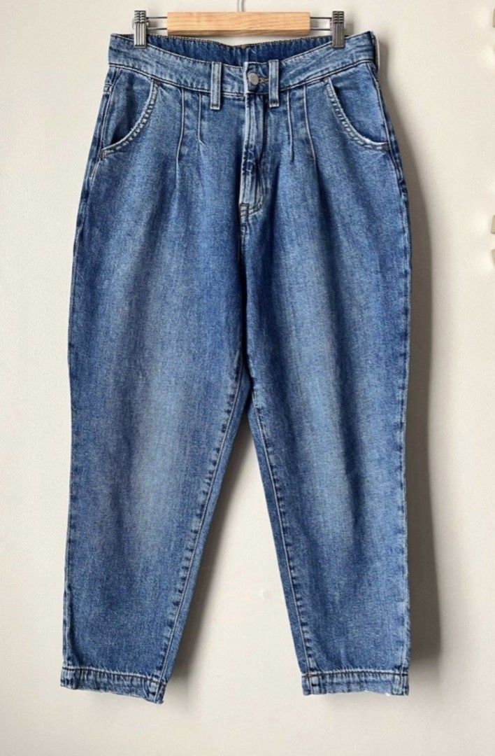 H&M mom jeans (Category: Jeans) located in Las Pinas. Submitted by badudettes (Listing ID 1375849957, Image 2). Description: High waist, cropped ankle length Slightly used L 94cm, W 14.5 Fits upto 29-30in waist Payment thru gcash or bpi Courier is gogo express ⛔️ I DO NOT ACCEPT CASH PAYMENTS OR COD. ONLINE PAYMENT FIRST BEFORE DELIVERY TO AVOID SCAMMERS ⛔️.