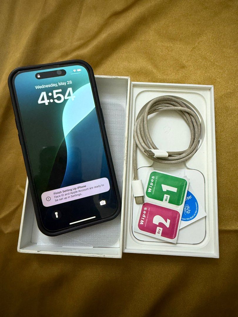ip15 128gb factory unlocked (Category: iPhone 15 Series) located in Minglanilla. Submitted by jennyfe.b (Listing ID 1376016928, Image 2). Description: hamis w/ box orig charger. meet up 138mall. test all u want..