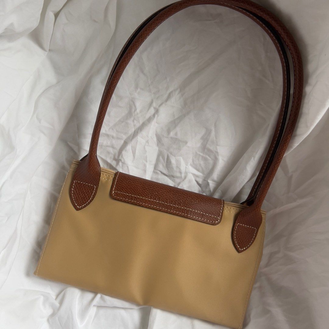 Longchamp Khaki Longhandle Large (Category: Luxury Bags & Wallets) located in Quezon City. Submitted by hollyyybac25473 (Listing ID 1375956071, Image 2). Description: Longchamp Le pliage Longhandle Khaki No ziplock & paperbag. As is. Actual photos posted. 📍East ave.