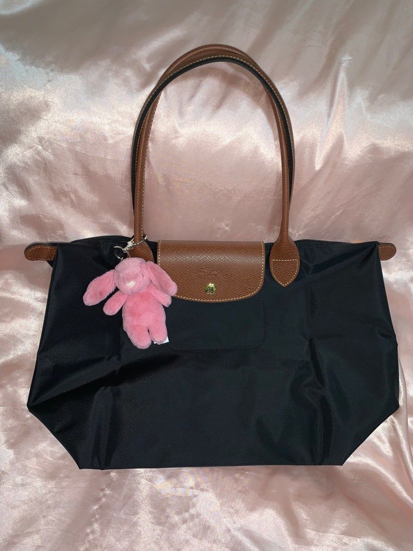 Longchamp M size tote bag (Category: Bags & Wallets) located in Singapore. Submitted by brokebby (Listing ID 1375840428, Image 2). Description: - 100% authentic! bought from paragon - have e copy of the receipt from longchamp paragon - like new! used less than 5 times! - keychain not included!.