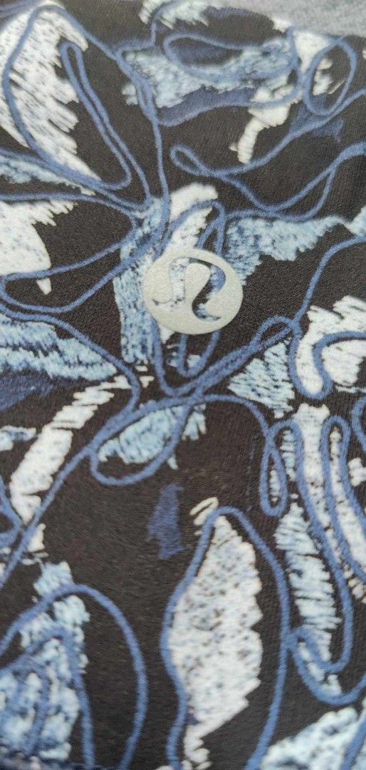 Lululemon leggings/ Old navy tank top (Category: Activewear) located in Manila. Submitted by jdc25 (Listing ID 1375863864, Image 2). Description: Lululemon size 4US Old Navy tank top size Small (with inner lining) used once then stored now di na kasya😅 Perfect for your Yoga, Zumba, Running and strength training sessions. Mop Gcash/Maya.