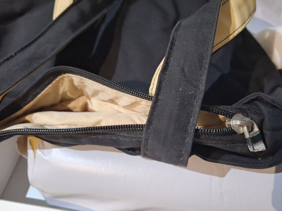 Medela Nursing Tote Bag (Category: Breastfeeding & Bottle Feeding) located in Singapore. Submitted by ja0000 (Listing ID 1375956035, Image 2). Description: Medela navy blue nursing tote bag. Features zipper closure, multiple pockets, and spacious main compartment. Perfect for baby essentials. slight defect with zip handle but can replace with keychain. .