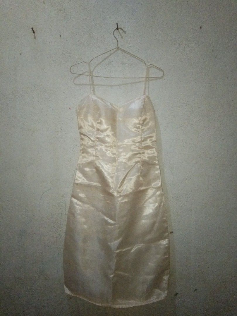 Modern Filipiniana FOR RENT (Category: Traditional & Ethnic wear) located in Pateros City. Submitted by jiari (Listing ID 1375840908, Image 3). Description: FOR RENT Modern Filipiniana with Detachable Sleeve Rental Fee: 500 Security Deposit: 200 Location: Pateros Note: Security deposit will be returned once the owner received the item (and the dress is in good condition). MOP: GCash.