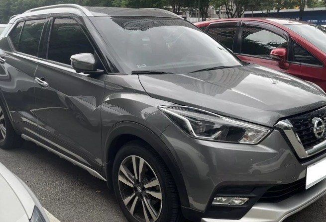 由 pipi1108cc (刊登 ID 1375856621，圖片 2) 提交，位於 台中市 (Taichung) 的 Nissan Kicks 2019款 1.5智行旗艦版 灰色 🔍️售價：25萬 🔍️出廠：2019年 🔍️行駛里程：5萬公里 🔍️乘客數：5門5座 🔍️排氣量：1.5L (類別：汽車出售)，說明：🔍️廠牌型號：Nissan Kicks 2019款 1.5智行旗艦版 灰色 🔍️售價：25萬 🔍️出廠：2019年 🔍️行駛里程：5萬公里 🔍️乘客數：5門5座 🔍️排氣量：1.5L 🔍️引擎燃料：汽油 🔍️驅動方式：2WD 🔍️變速系統：自排 ★重要資訊★ 車輛均有第三方認證 ⭕️專業鑑定⭕️合格認證 ⭕️檢定報告⭕️一覽無疑 📣便宜賣🚫無事故🚫無泡水🚫無待修 提供💯完整第三方認證合格檢驗報告 保證✅實車實價✅車況透明✅安心購車 ★提供車況原始表 ★車況與認證表不符，退車並全額退費 ◎歡迎私訊預約賞車◎ ★早上10點到晚上18點 ★Lin