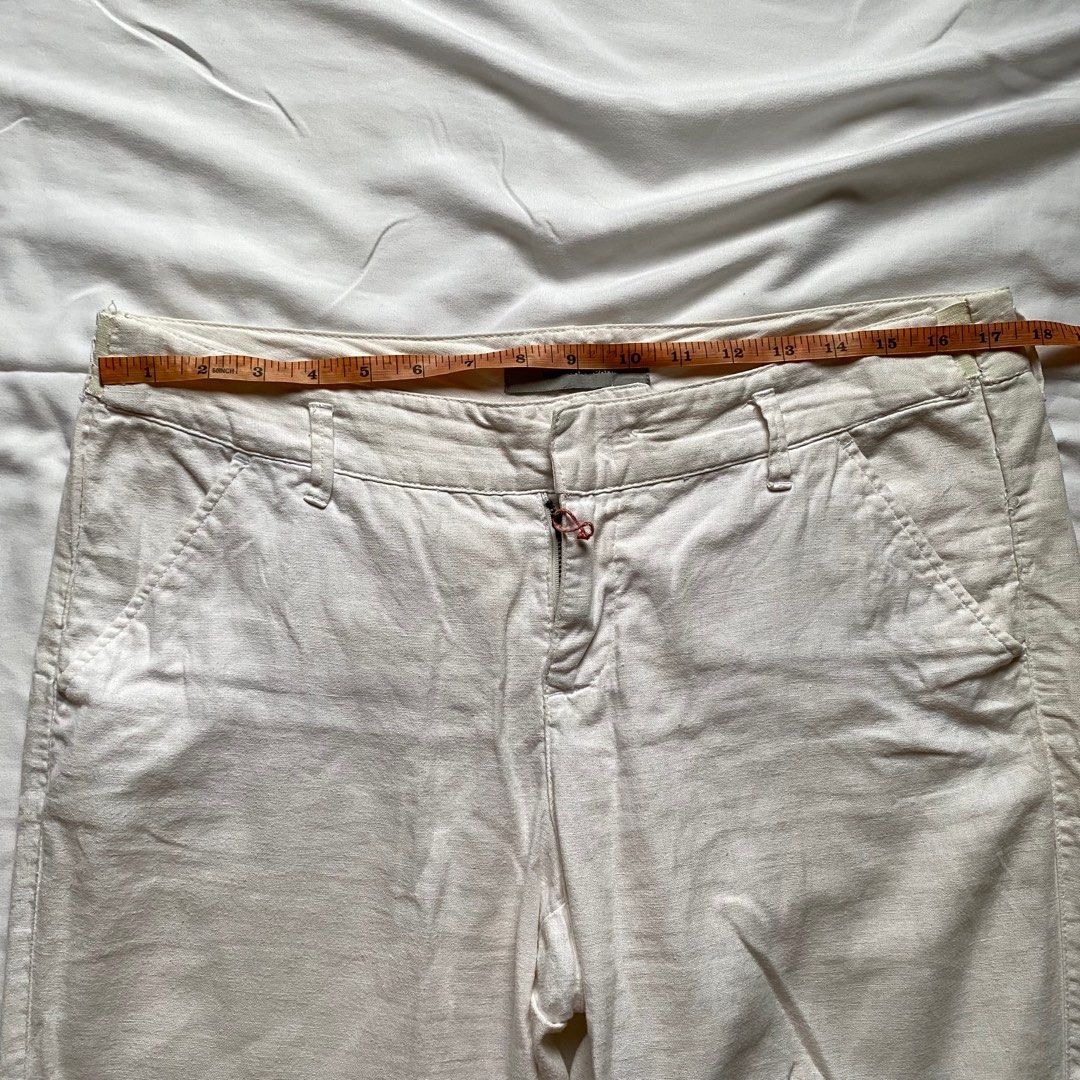 pre-loved white denim capri jeans pants (Category: Jeans) located in Trinidad. Submitted by catdolz (Listing ID 1375935657, Image 3). Description: can fit 35 waist line manage your expectations flaw: may small stains & minor altered sya sa side loc: bohol mod: jnt express ONLY mop: gcash / maya / bdo.