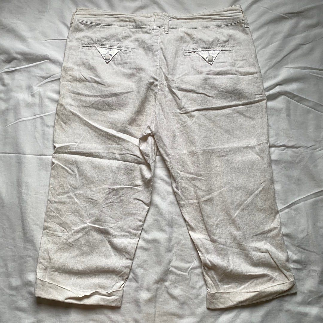 pre-loved white denim capri jeans pants (Category: Jeans) located in Trinidad. Submitted by catdolz (Listing ID 1375935657, Image 2). Description: can fit 35 waist line manage your expectations flaw: may small stains & minor altered sya sa side loc: bohol mod: jnt express ONLY mop: gcash / maya / bdo.