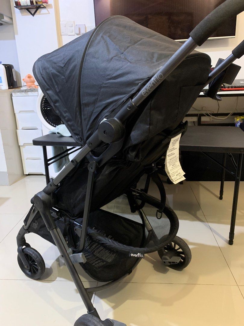 Stroller - Evenflo (Category: Strollers) located in Taguig. Submitted by jessiearibe (Listing ID 1375942851, Image 2). Description: Like new evenflo stroller 3times lang nagamit Complete feature With wind shield Water holder Big compartment 50+spf sunscreen Original price 9,000- bought in the mall.