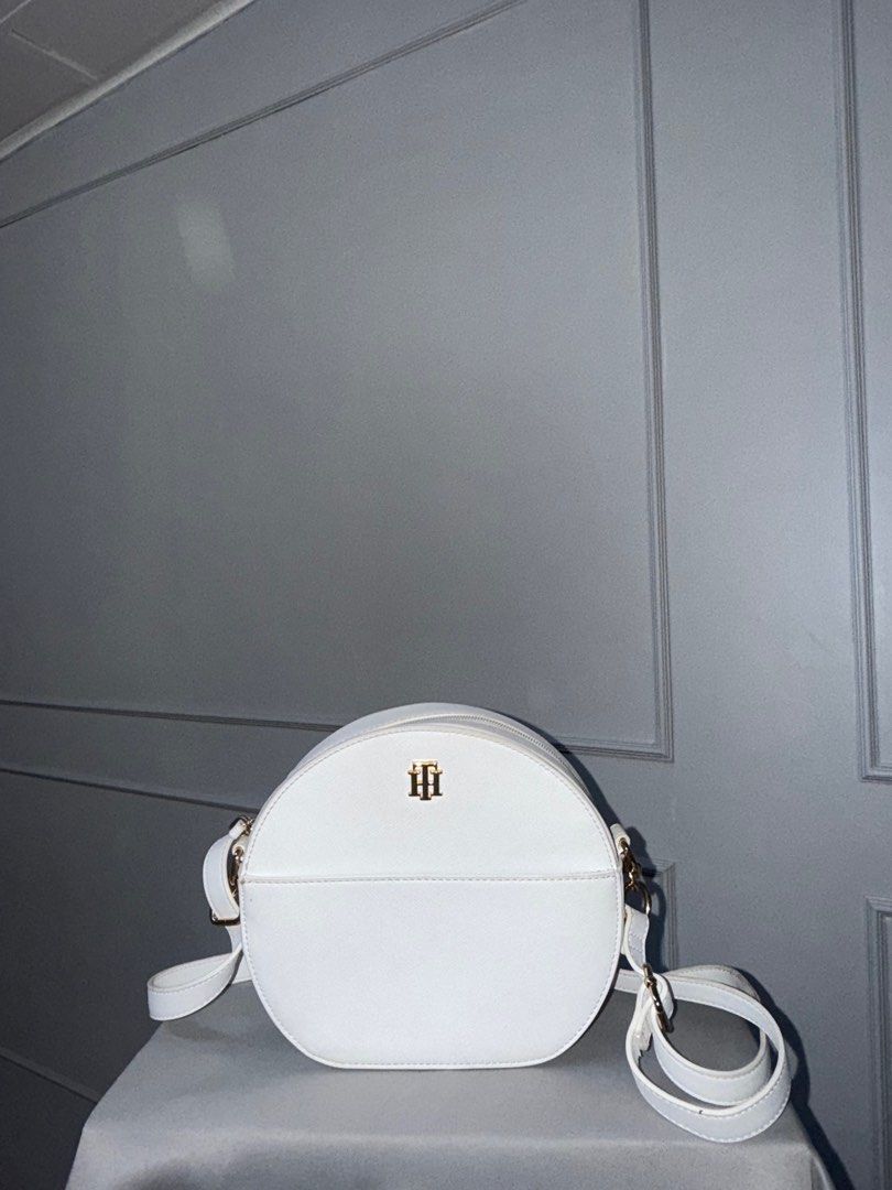 Tommy Hilfiger White Crossbody Bag (Category: Cross-body Bags) located in Manila. Submitted by yang8888_ (Listing ID 1376002890, Image 3). Description: Tommy Hilfiger Joy li Canteen Crossbody Authentic Bought in US RFS: decluttering.