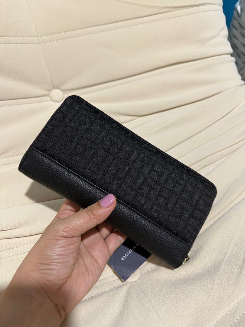 TOMMY HILFIGER WALLET (Category: Wallets & Card holders) located in Taguig. Submitted by nicepreloveditems (Listing ID 1375952693, Image 2). Description: .