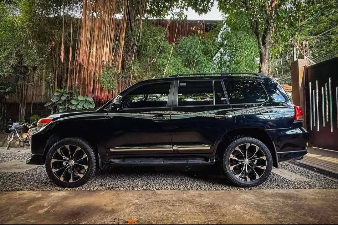 Toyota Land Cruiser LC200 Auto (Category: Used Cars) located in Manila. Submitted by shyysandig (Listing ID 1375867976, Image 2). Description: 2014 Toyota Land Cruiser LC200 VX - local /orig mileage 90tkms+ - DBA slotted brake kits/brake pads - complete Dubai kits with front led daytime running lights and overrider - Dubai stepboard with courtesy light - Led tail lights Lx look - black on black interior - deadening 4 doors - Infinity Kappa 2way s