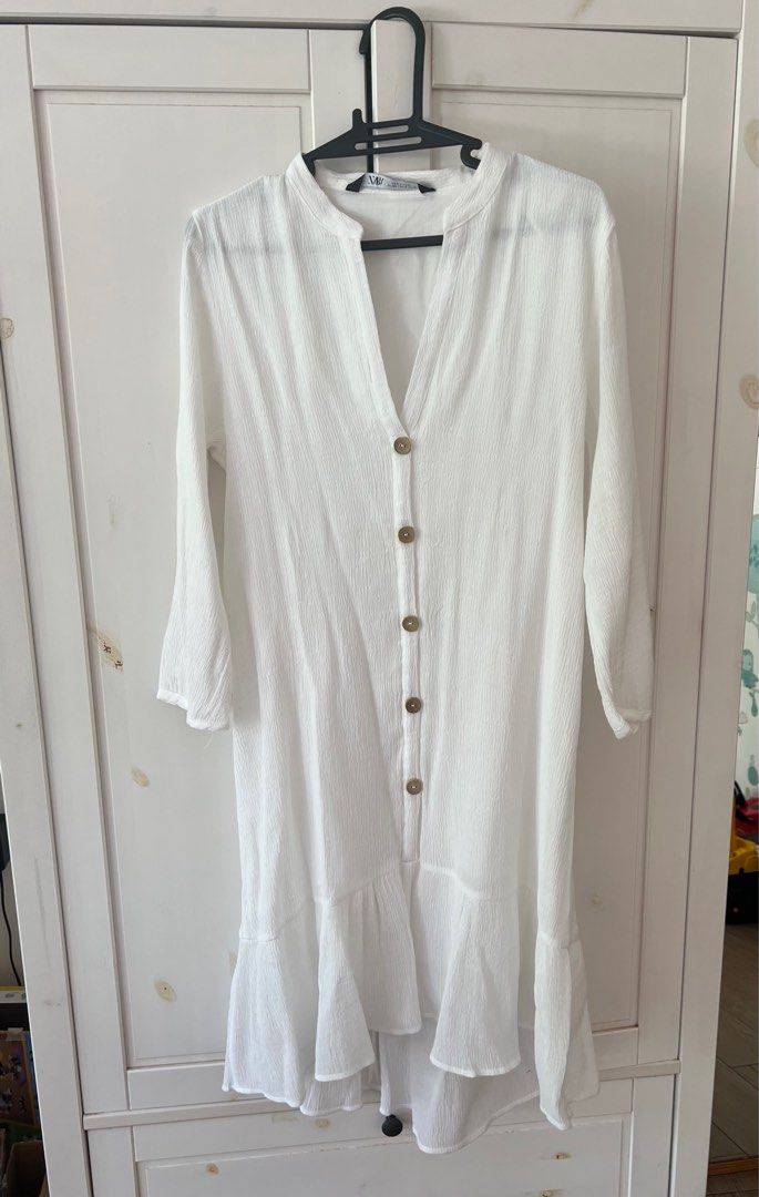 Zara white dress (Category: Dresses) located in Makati City. Submitted by stufffromkim (Listing ID 1375917862, Image 1). Description: .