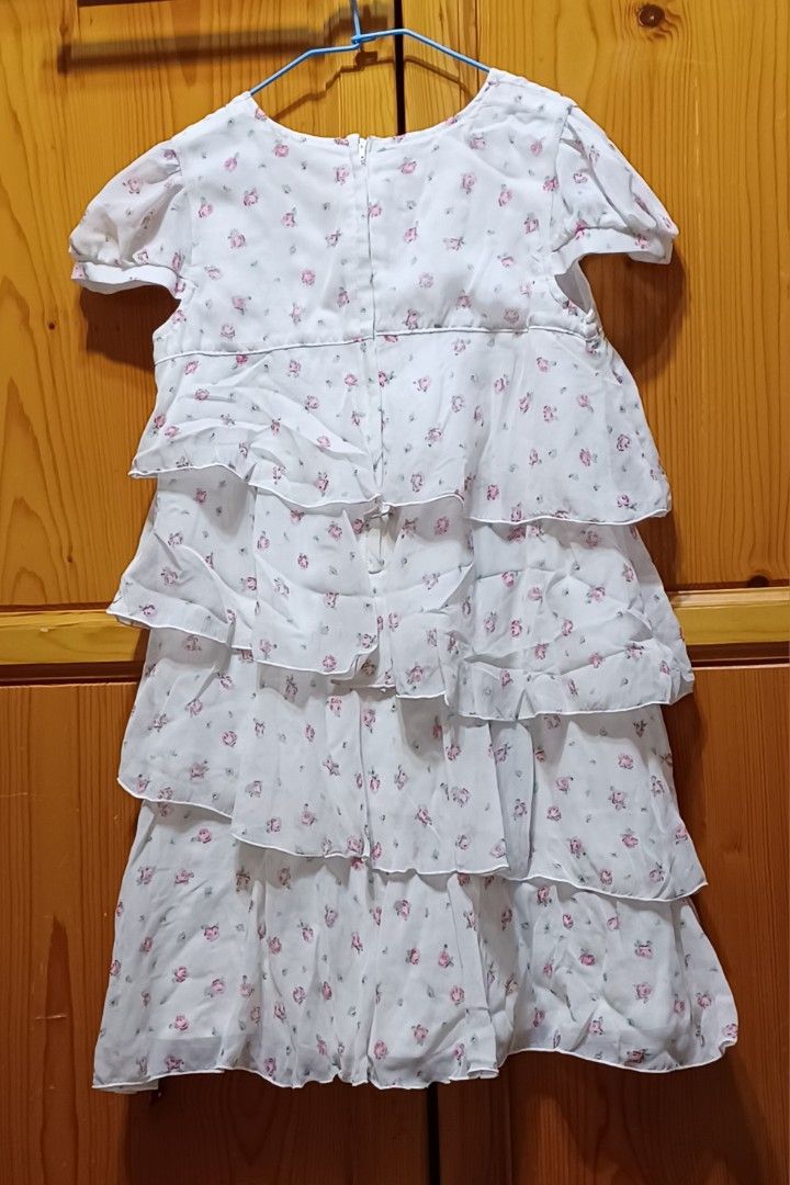 由 yun15962535 (刊登 ID 1376146530，圖片 2) 提交，位於 新北市 (New Taipei) 的 120公分左右 童裝 洋裝 連身裙 二手 (類別：嬰兒及兒童流行時尚)，說明：整理家裡 找到很多小朋友的衣服 歡迎參觀選購 賣場內的童裝 3 件以上 95 折，5 件以上 9 折，選好後私訊跟我說，幫你更改價格 衣服褲子裙子滿兩百出貨。