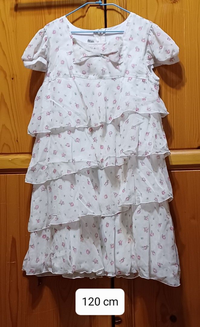 由 yun15962535 (刊登 ID 1376146530，圖片 1) 提交，位於 新北市 (New Taipei) 的 120公分左右 童裝 洋裝 連身裙 二手 (類別：嬰兒及兒童流行時尚)，說明：整理家裡 找到很多小朋友的衣服 歡迎參觀選購 賣場內的童裝 3 件以上 95 折，5 件以上 9 折，選好後私訊跟我說，幫你更改價格 衣服褲子裙子滿兩百出貨。
