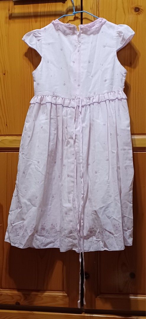 由 yun15962535 (刊登 ID 1376138098，圖片 2) 提交，位於 新北市 (New Taipei) 的 130公分左右 童裝 洋裝 連身裙 二手 (類別：嬰兒及兒童流行時尚)，說明：整理家裡 找到很多小朋友的衣服 歡迎參觀選購 賣場內的童裝 3 件以上 95 折，5 件以上 9 折，選好後私訊跟我說，幫你更改價格 衣服褲子裙子滿兩百出貨。